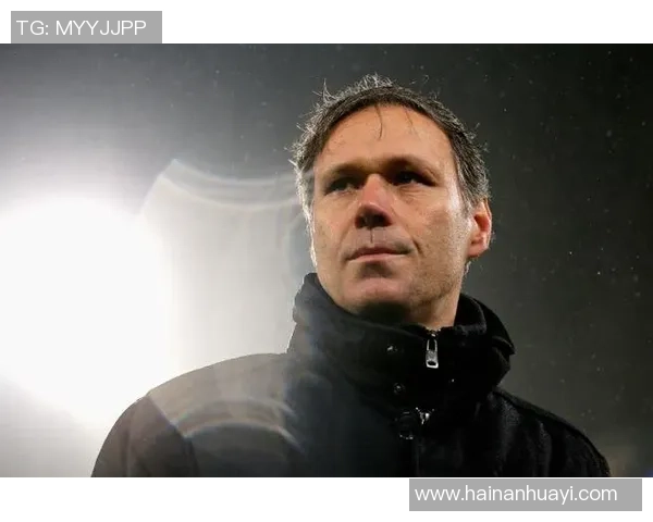 河南足球明星范巴斯滕的传奇故事与职业生涯回顾